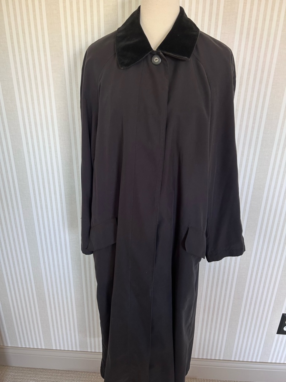 Vintage Anne Klein Black Long Trench Coat with Velvet Collar Women’s Size M - Picture 2 of 11
